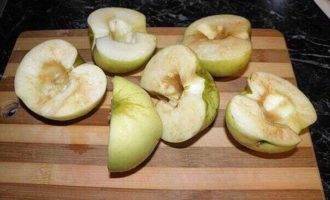 Шарлотка с яблоками, простая и вкусная выпечка
